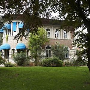 Villa V